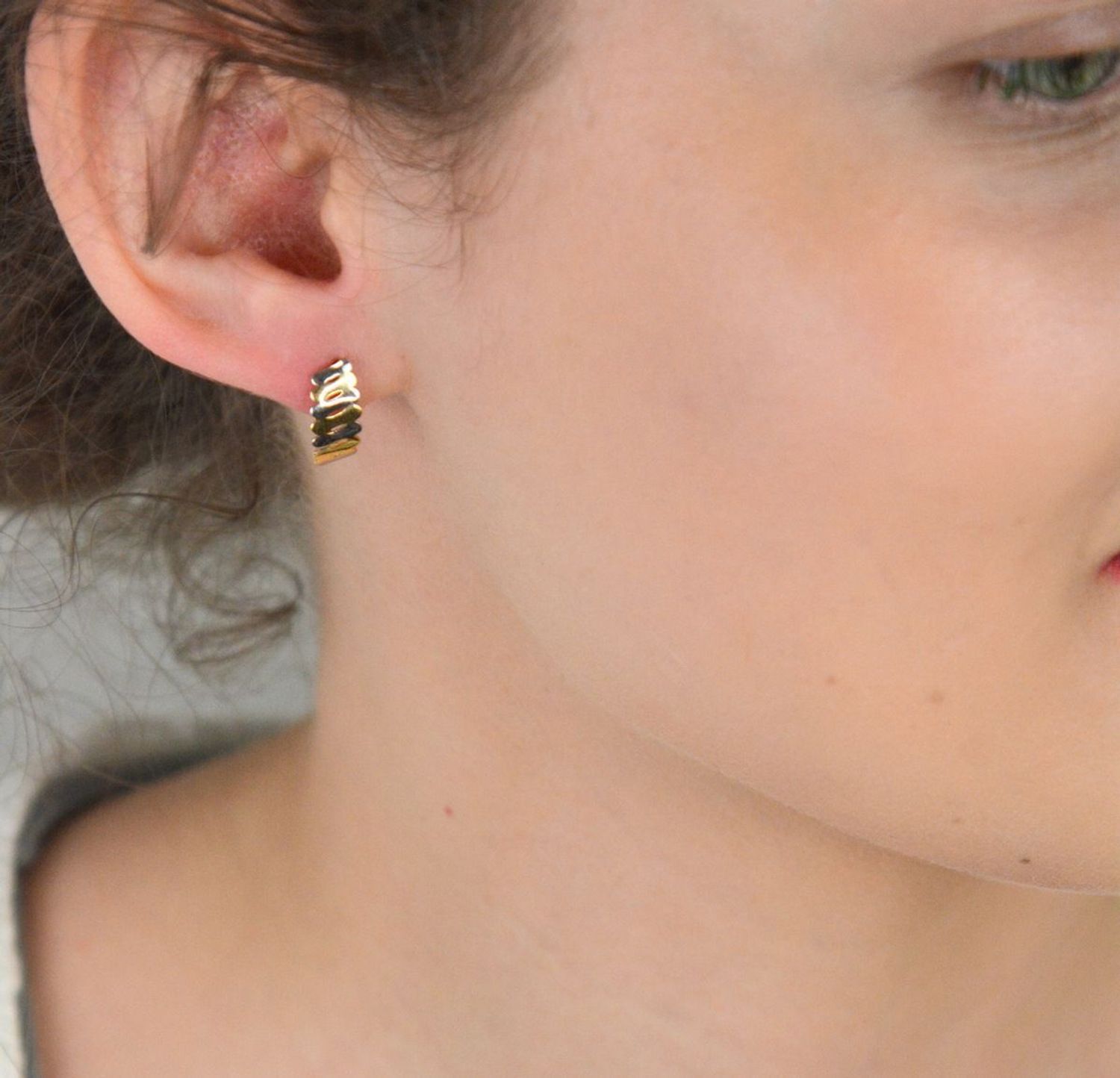 Złote kolczyki damskie łączone złoto próba 585, DIA-KLC-1286-585. Złote kolczyki w nowoczesnym kształcie wykonane z białego i żółtego złota, to piękna kombinacja dwóch kolorów, które nadaje 1.jpg