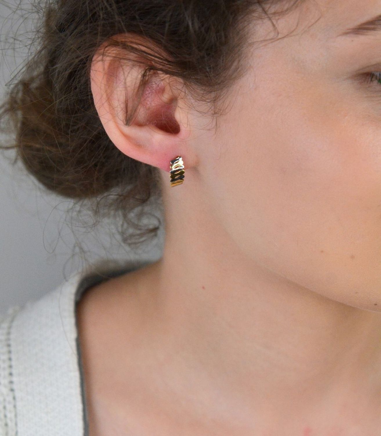 Złote kolczyki damskie łączone złoto próba 585, DIA-KLC-1286-585. Złote kolczyki w nowoczesnym kształcie wykonane z białego i żółtego złota, to piękna kombinacja dwóch kolorów, które nadaje 1.jpg