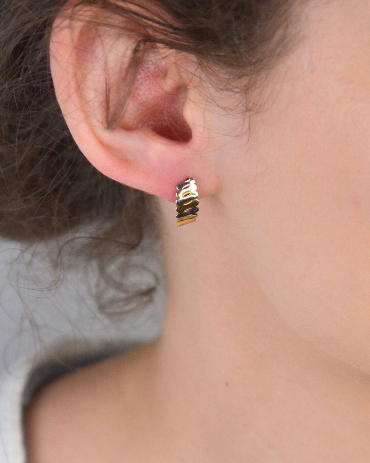 Złote kolczyki damskie łączone złoto próba 585, DIA-KLC-1286-585. Złote kolczyki w nowoczesnym kształcie wykonane z białego i żółtego złota, to piękna kombinacja dwóch kolorów, które nadaje 1.jpg