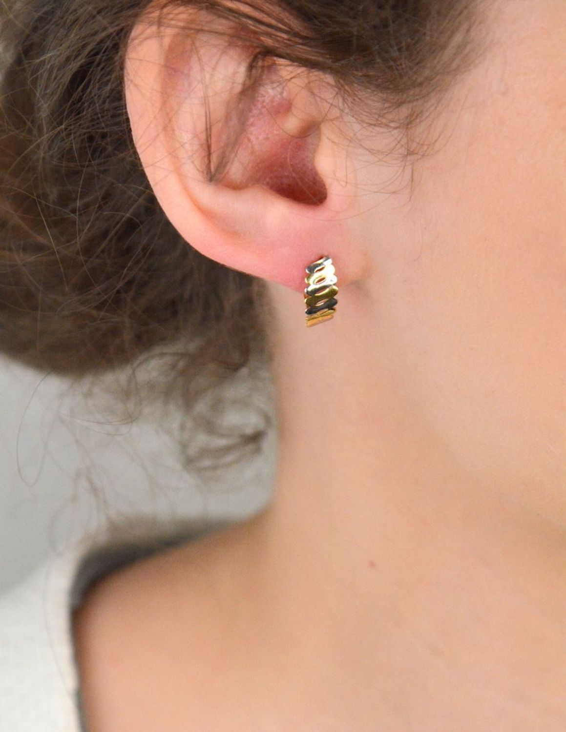 Złote kolczyki damskie łączone złoto próba 585, DIA-KLC-1286-585. Złote kolczyki w nowoczesnym kształcie wykonane z białego i żółtego złota, to piękna kombinacja dwóch kolorów, które nadaje 1.jpg