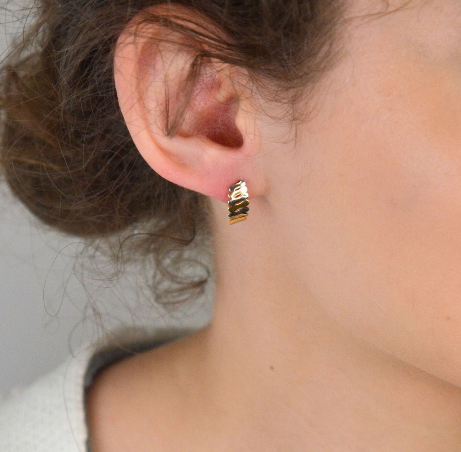 Złote kolczyki damskie łączone złoto próba 585, DIA-KLC-1286-585. Złote kolczyki w nowoczesnym kształcie wykonane z białego i żółtego złota, to piękna kombinacja dwóch kolorów, które nadaje 1.jpg