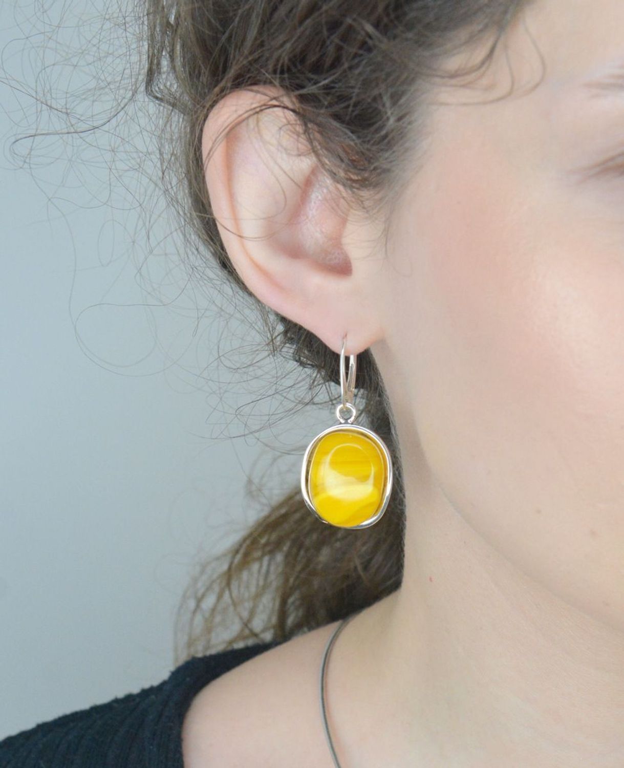 Kolczyki wiszące owalne żółty bursztyn pr 925, DIA-KLC-12861-925 Srebrne kolczyki zostały wykonane z najwyższej jakości srebra próby 925. 1.jpg