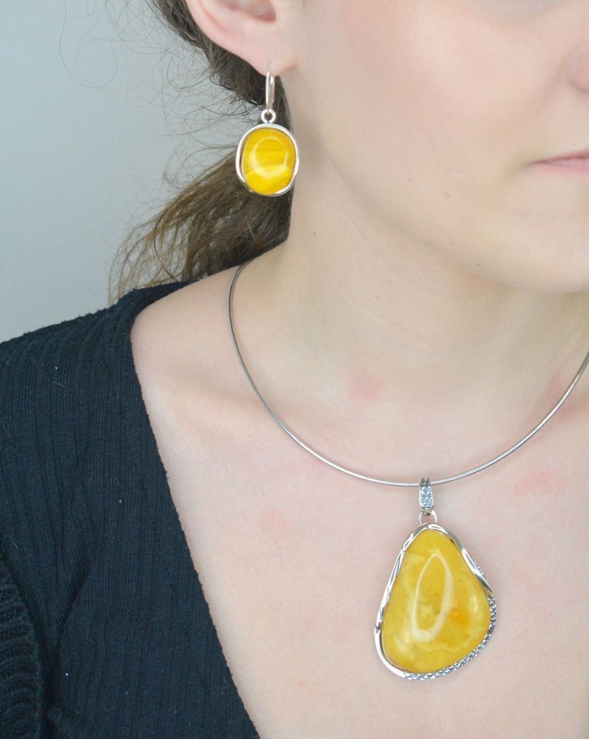 Kolczyki wiszące owalne żółty bursztyn pr 925, DIA-KLC-12861-925 Srebrne kolczyki zostały wykonane z najwyższej jakości srebra próby 925. 1.jpg