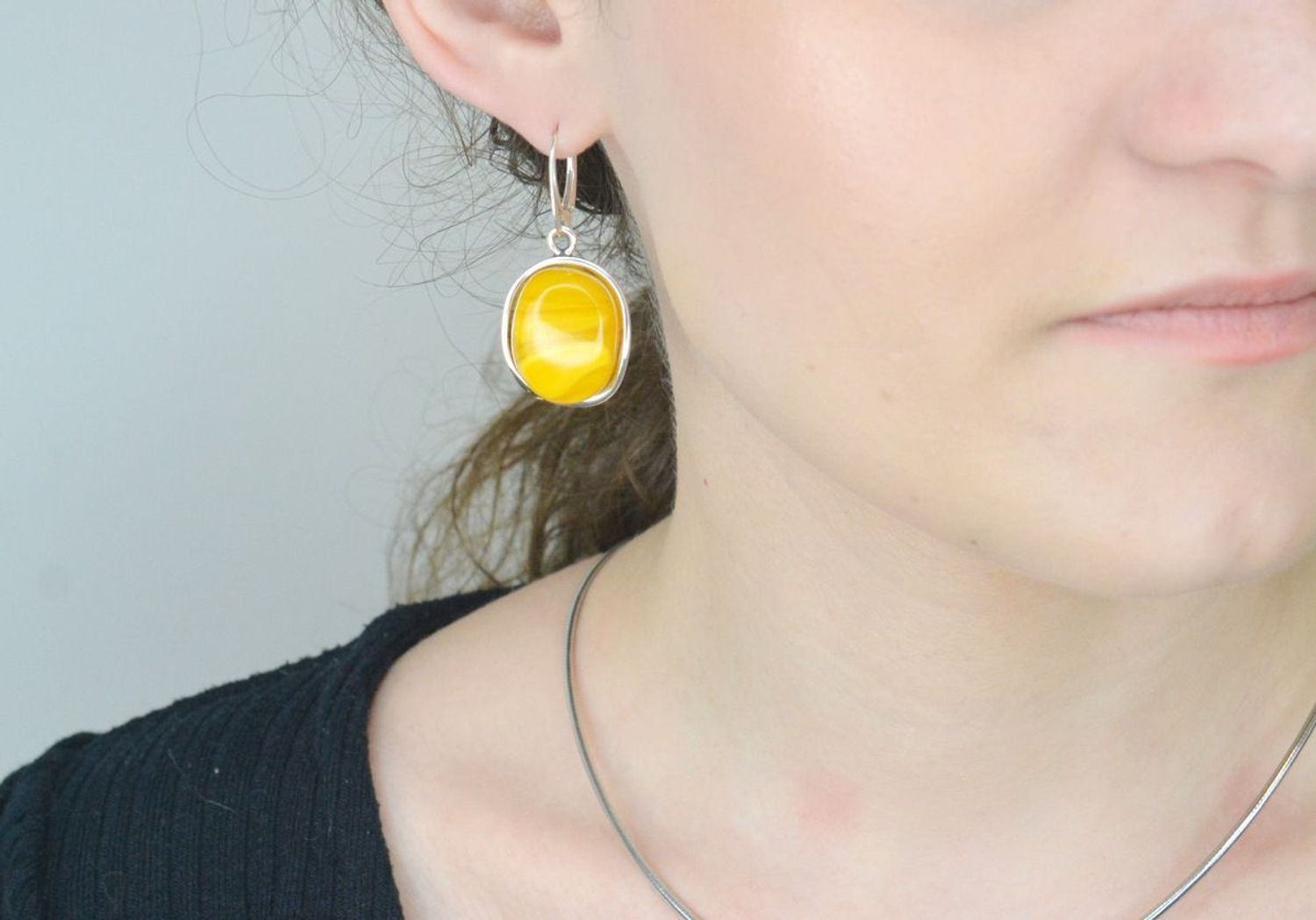 Kolczyki wiszące owalne żółty bursztyn pr 925, DIA-KLC-12861-925 Srebrne kolczyki zostały wykonane z najwyższej jakości srebra próby 925. 1.jpg