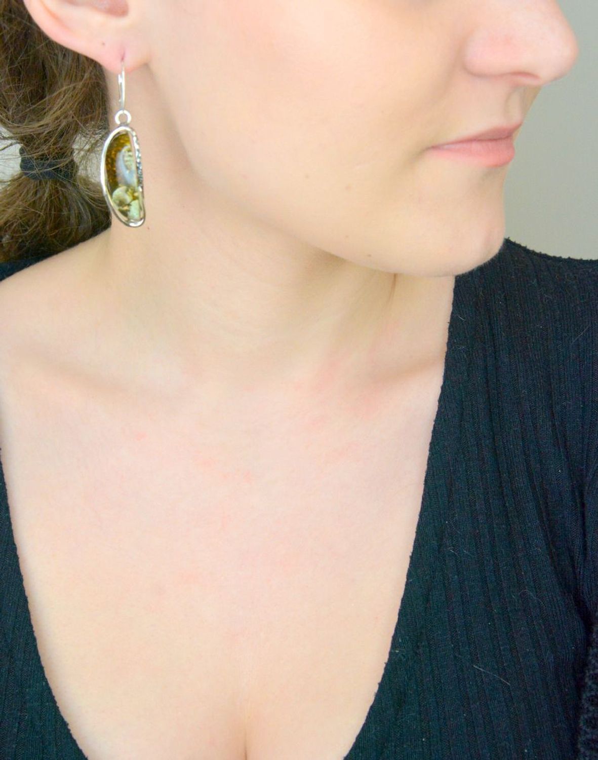 Kolczyki wiszące owalne z bursztynem bałtyckim zielonym pr 925, DIA-KLC-12862-925 rebrne kolczyki zostały wykonane z najwyższej jakości srebra próby 925.1.jpg