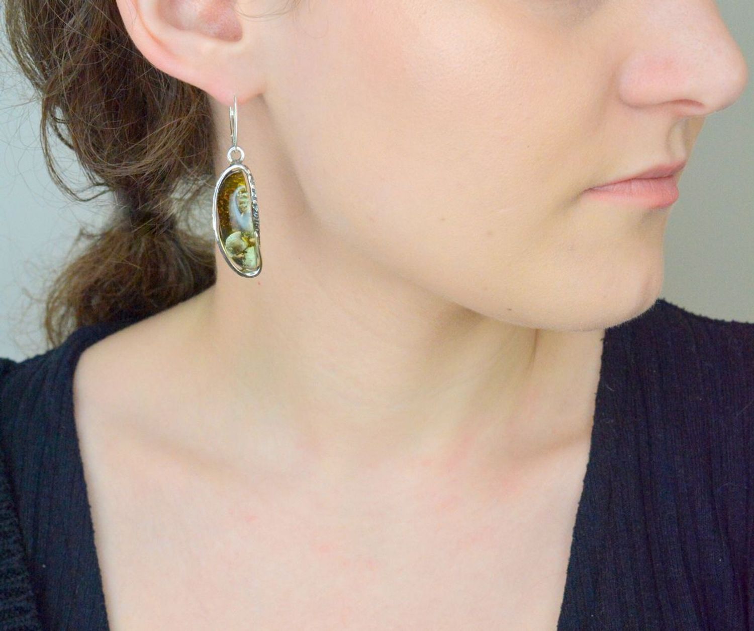 Kolczyki wiszące owalne z bursztynem bałtyckim zielonym pr 925, DIA-KLC-12862-925 rebrne kolczyki zostały wykonane z najwyższej jakości srebra próby 925.1.jpg