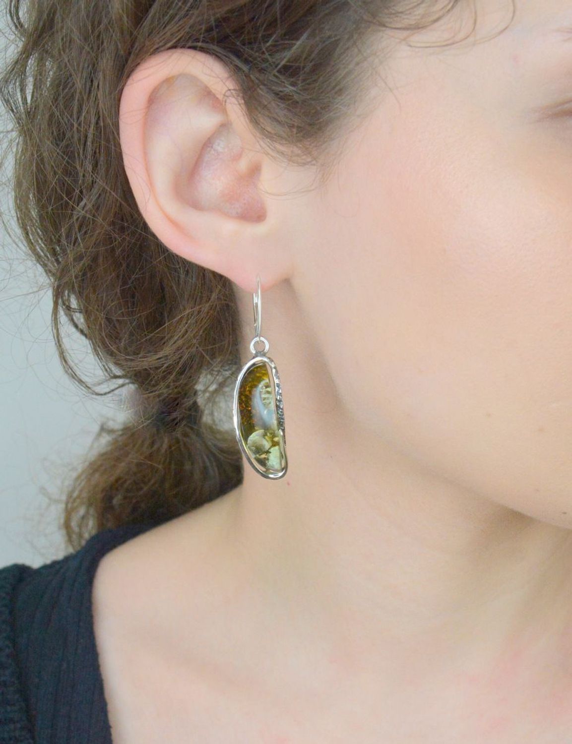 Kolczyki wiszące owalne z bursztynem bałtyckim zielonym pr 925, DIA-KLC-12862-925 rebrne kolczyki zostały wykonane z najwyższej jakości srebra próby 925.1.jpg