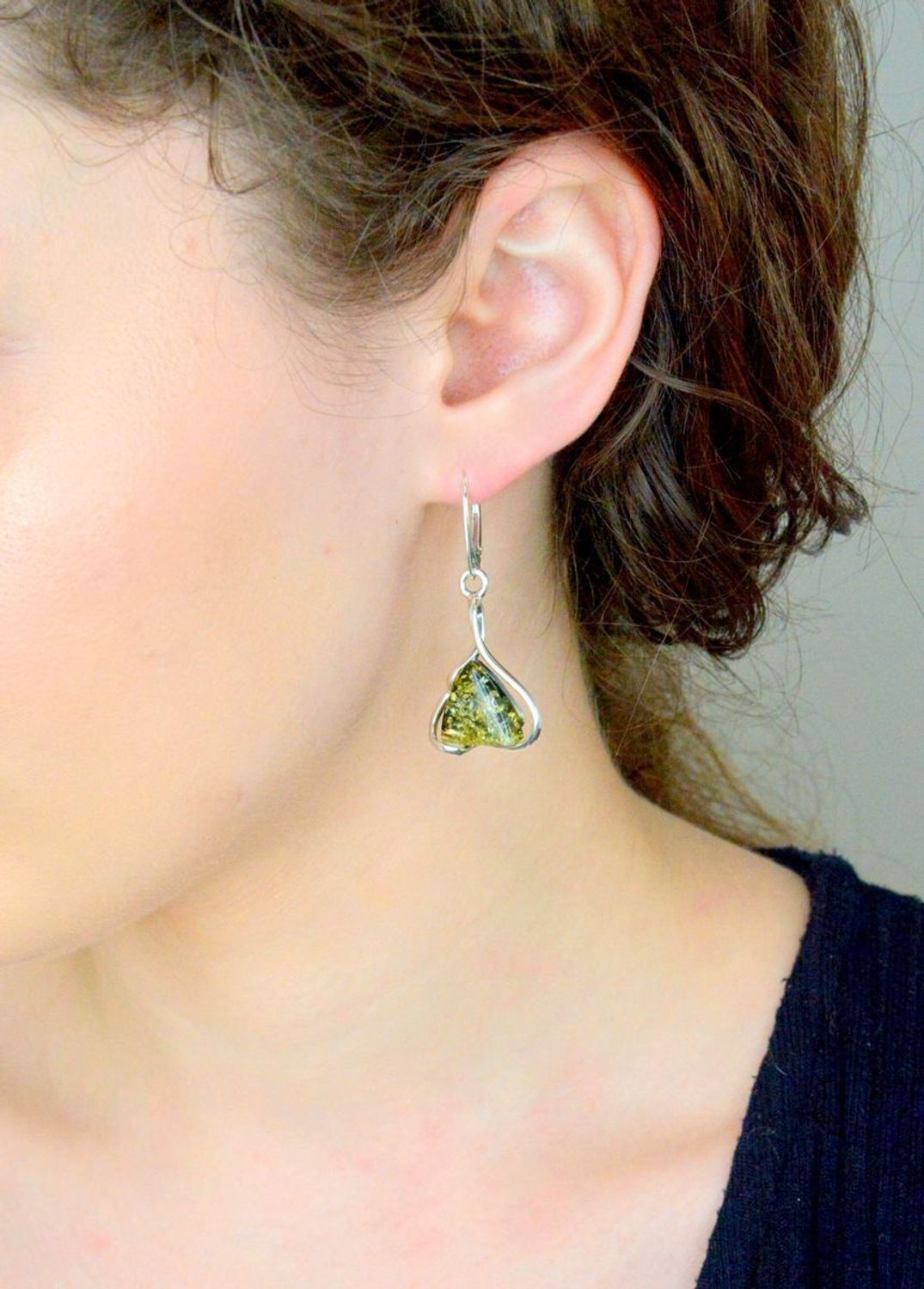 Kolczyki srebrne łezki bursztyn bałtycki zielony pr 925, DIA-KLC-12863-925. Srebrne kolczyki zostały wykonane z najwyższej jakości srebra próby 925 1.jpg