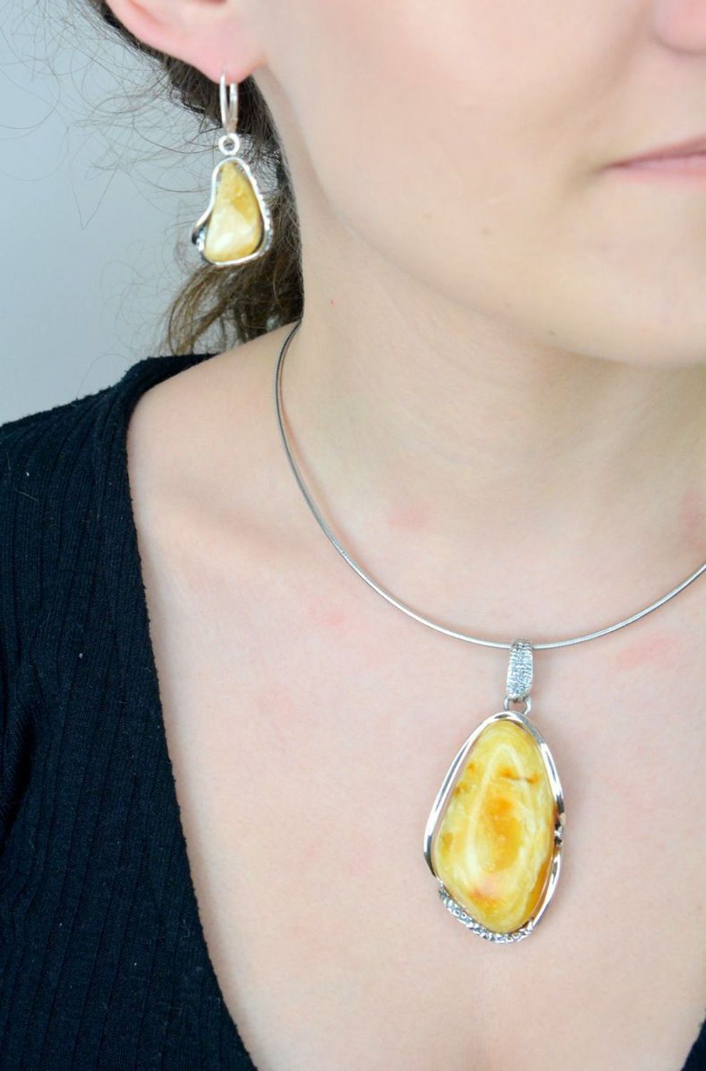 Kolczyki srebrne bursztyn bałtycki żółty pr 925, DIA-KLC-12864-925 Srebrne kolczyki zostały wykonane z najwyższej jakości srebra próby 925. 1.jpg