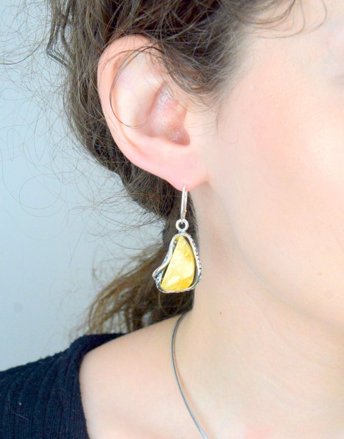 Kolczyki srebrne bursztyn bałtycki żółty pr 925, DIA-KLC-12864-925 Srebrne kolczyki zostały wykonane z najwyższej jakości srebra próby 925. 1.jpg