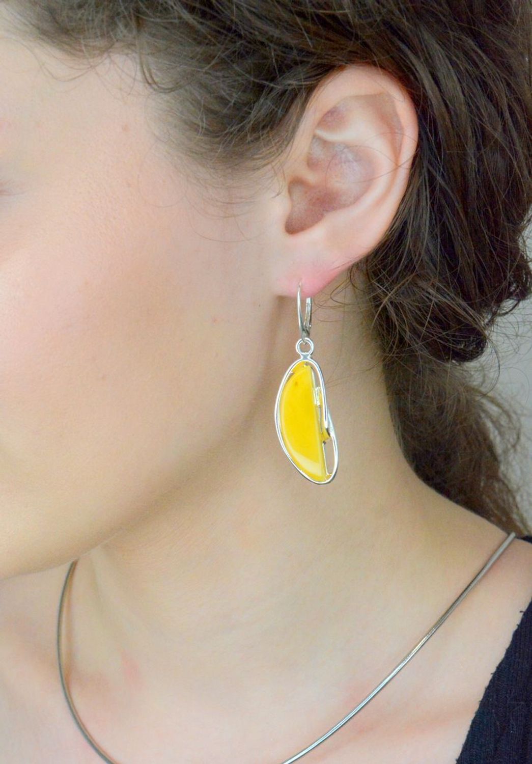 Kolczyki srebrne wiszące bursztyn bałtycki pr 925, DIA-KLC-12866-925 srebrne kolczyki zostały wykonane z najwyższej jakości srebra próby 925. Kolczyki zostały starannie ozdobione bursztynem bałtyckim1.jpg