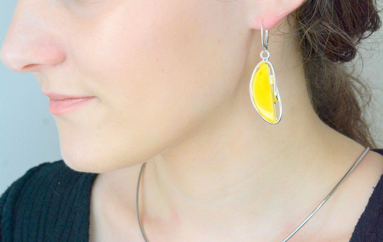 Kolczyki srebrne wiszące bursztyn bałtycki pr 925, DIA-KLC-12866-925 srebrne kolczyki zostały wykonane z najwyższej jakości srebra próby 925. Kolczyki zostały starannie ozdobione bursztynem bałtyckim1.jpg