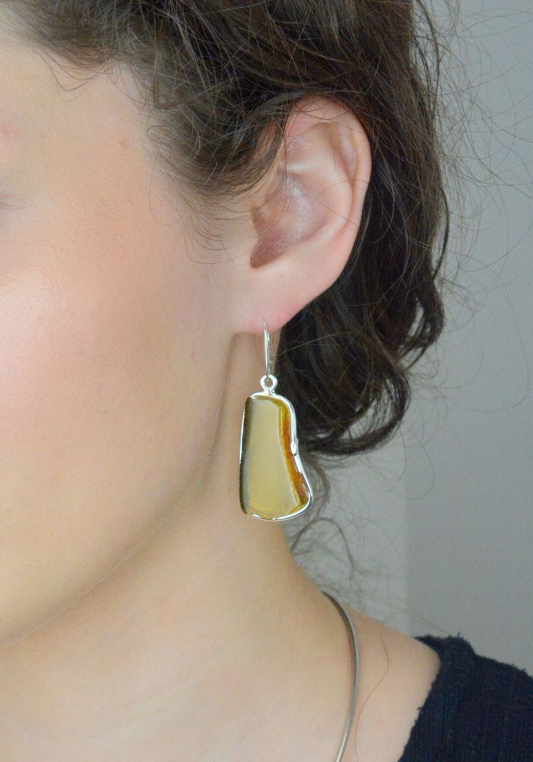 Kolczyki srebrne z bursztynem opalany pr 925, DIA-KLC-12867-925 Srebrne kolczyki zostały wykonane z najwyższej jakości srebra próby 925. Kolczyki zostały starannie ozdobione bursztynem 1.jpg