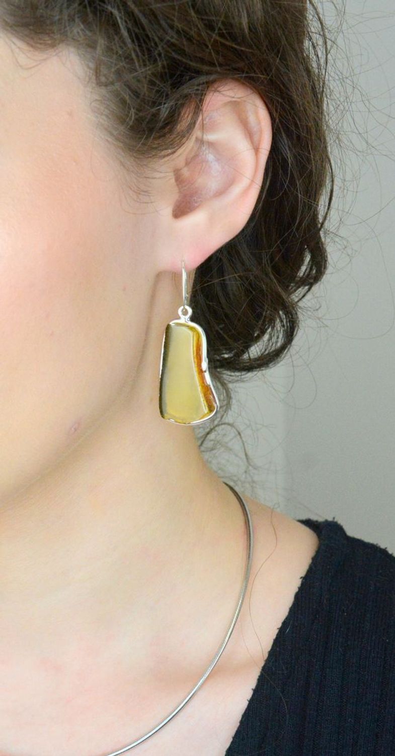 Kolczyki srebrne z bursztynem opalany pr 925, DIA-KLC-12867-925 Srebrne kolczyki zostały wykonane z najwyższej jakości srebra próby 925. Kolczyki zostały starannie ozdobione bursztynem 1.jpg