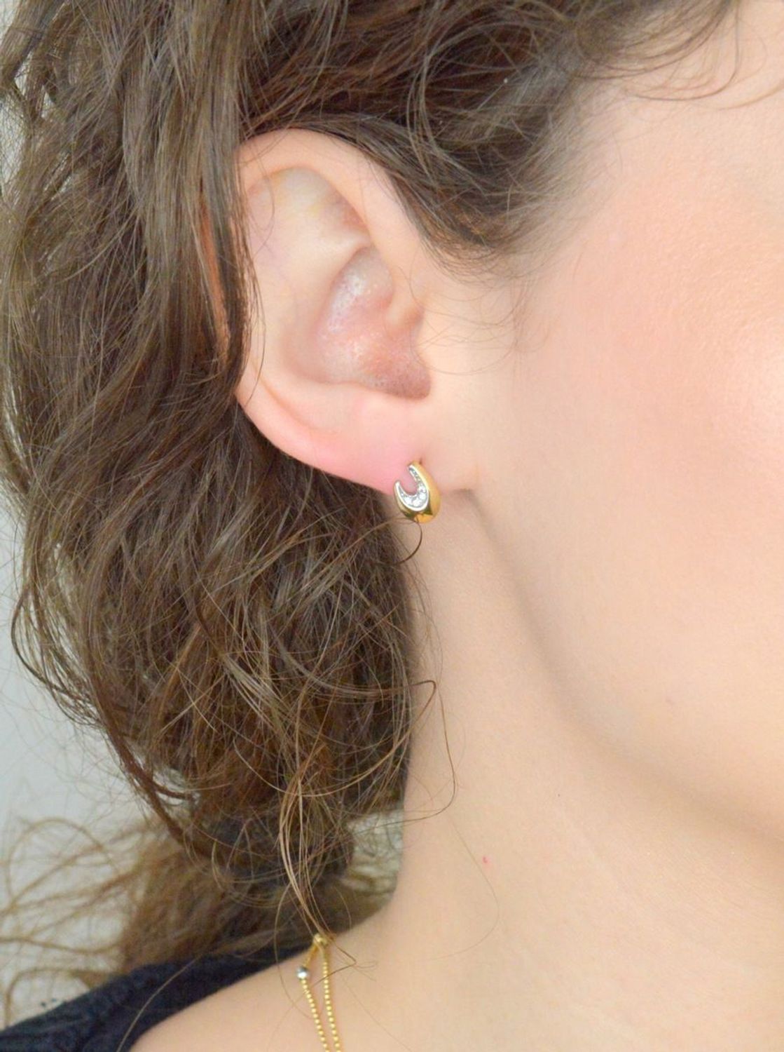 Kolczyki złote 333 z białymi cyrkoniami DIA-KLC-12870-333  to elegancka biżuteria, która subtelnie przyciąga wzrok swoim klasycznym, ale i ponadczasowym designem. 1.jpg