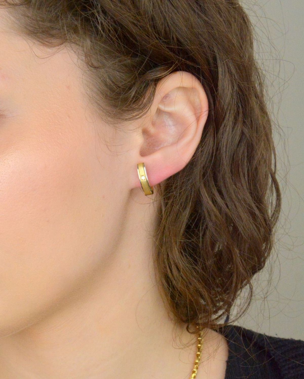 Kolczyki zap.ang. ozdobione cyrkonią pr 333, DIA-KLC-12871-333 Złote kolczyki zostały wykonane z wysokiej jakości złota próby 333. Złote kolczyki ozdobione żółtym i białym złotem.1.jpg