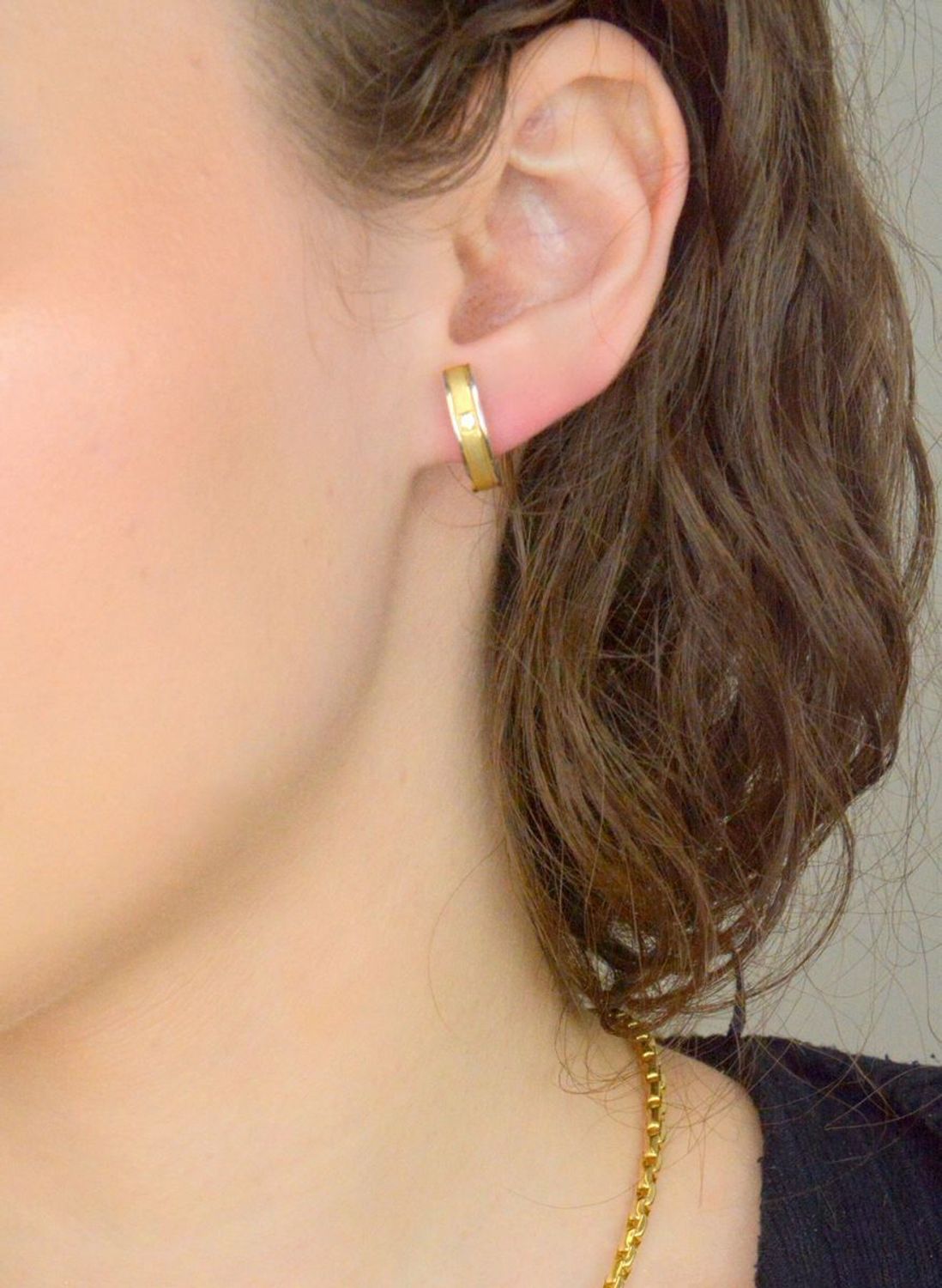 Kolczyki zap.ang. ozdobione cyrkonią pr 333, DIA-KLC-12871-333 Złote kolczyki zostały wykonane z wysokiej jakości złota próby 333. Złote kolczyki ozdobione żółtym i białym złotem.1.jpg