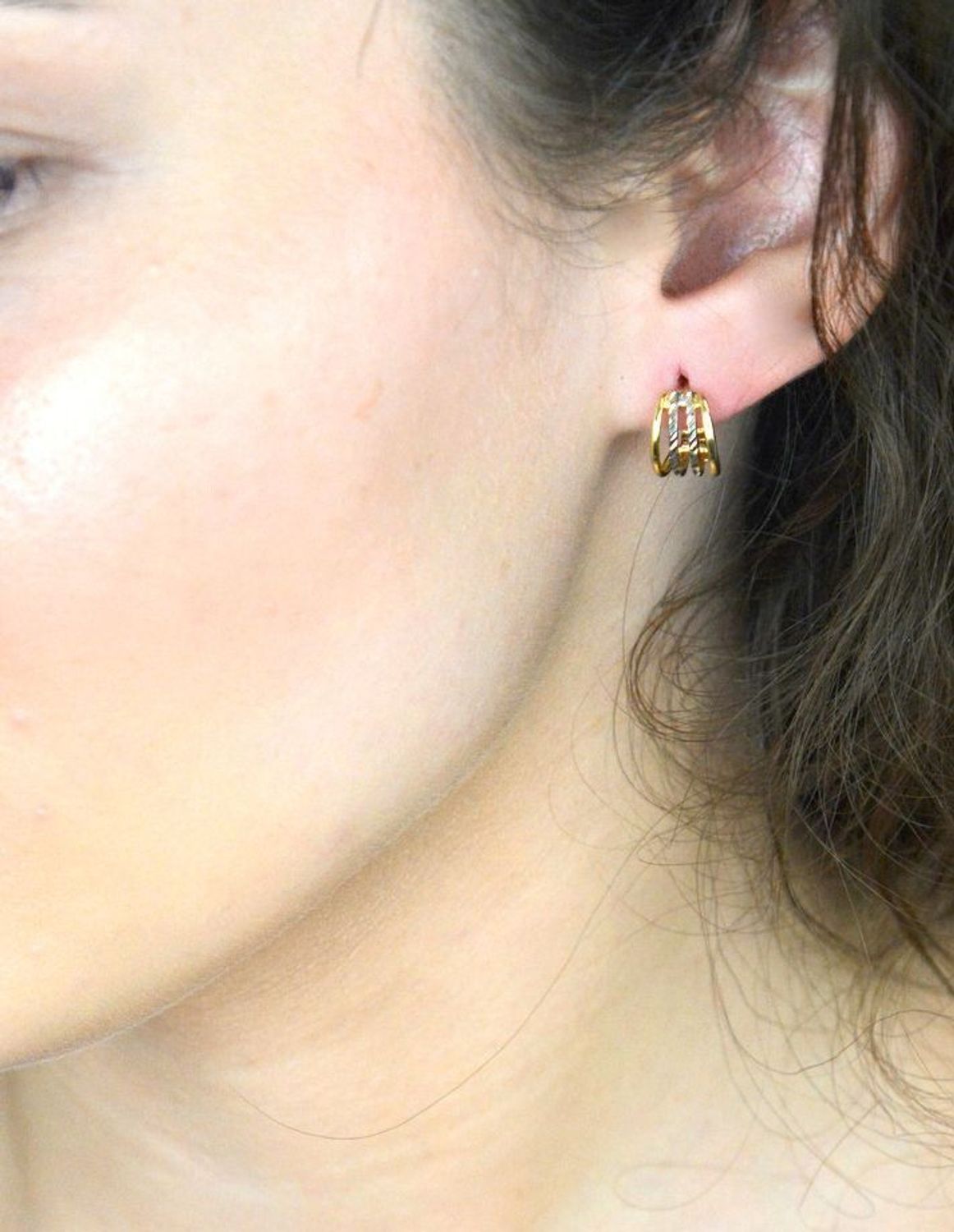 Kolczyki zap.ang. zdobione grawerowanym białym złotem próba 585, DIA-KLC-1288-585 Eleganckie złote kolczyki z zapięciem angielskim to doskonały wybór dla osób ceniących klasykę i wyjątkowe 1.jpg