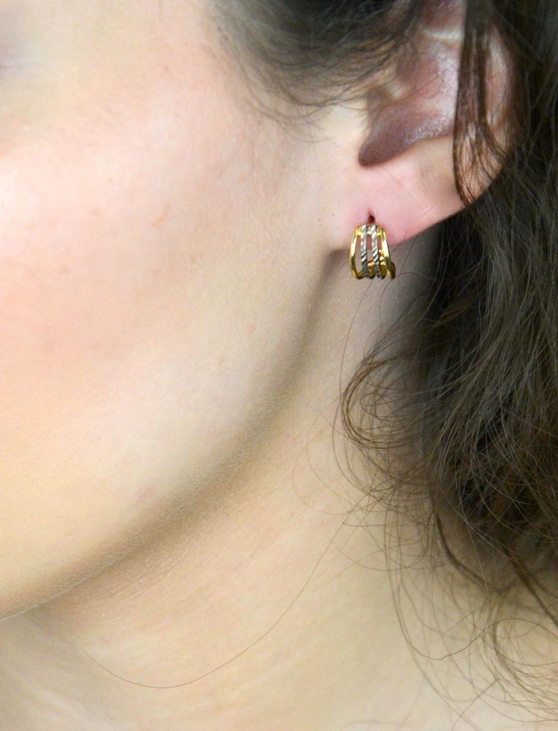 Kolczyki zap.ang. zdobione grawerowanym białym złotem próba 585, DIA-KLC-1288-585 Eleganckie złote kolczyki z zapięciem angielskim to doskonały wybór dla osób ceniących klasykę i wyjątkowe 1.jpg