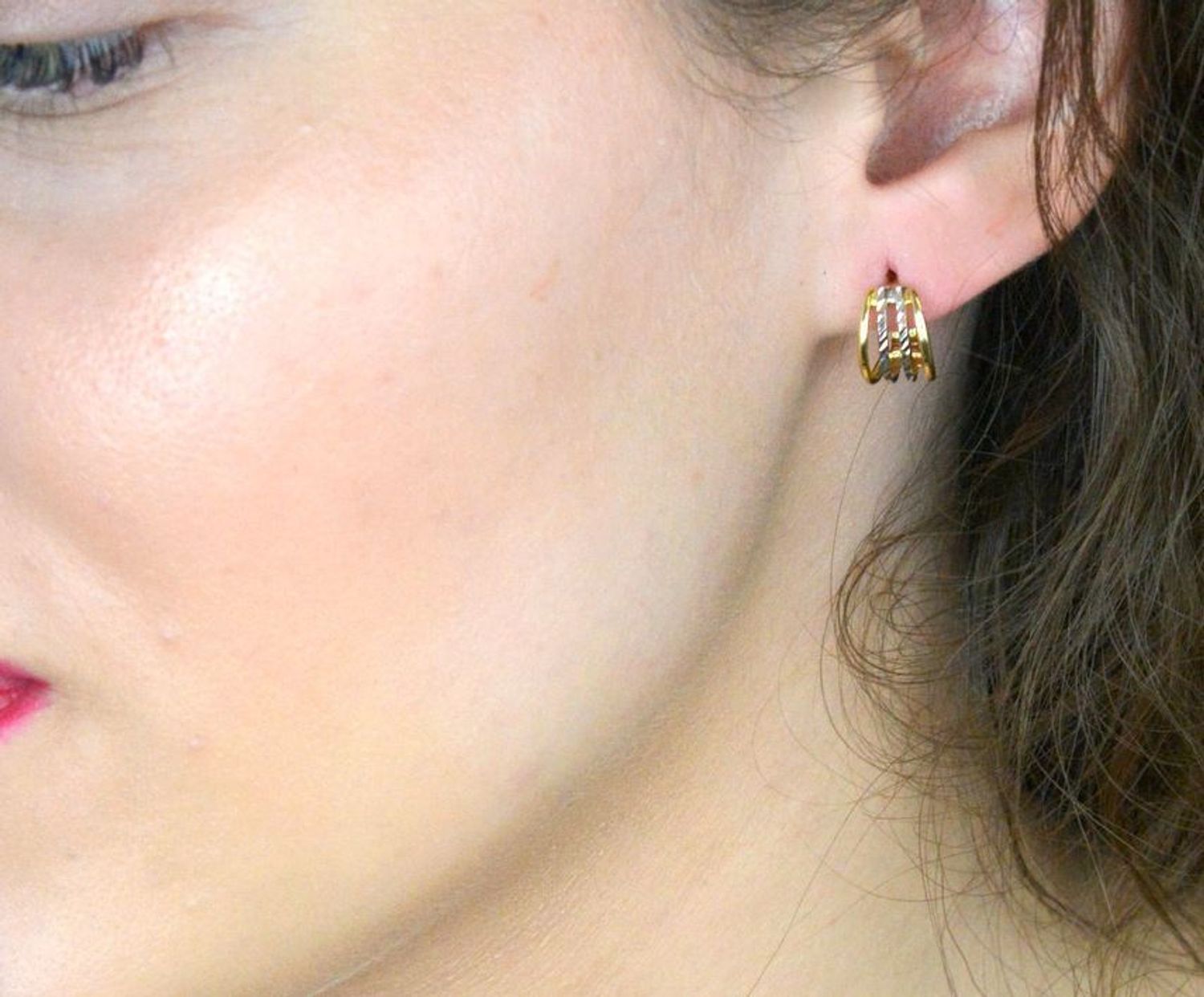 Kolczyki zap.ang. zdobione grawerowanym białym złotem próba 585, DIA-KLC-1288-585 Eleganckie złote kolczyki z zapięciem angielskim to doskonały wybór dla osób ceniących klasykę i wyjątkowe 1.jpg