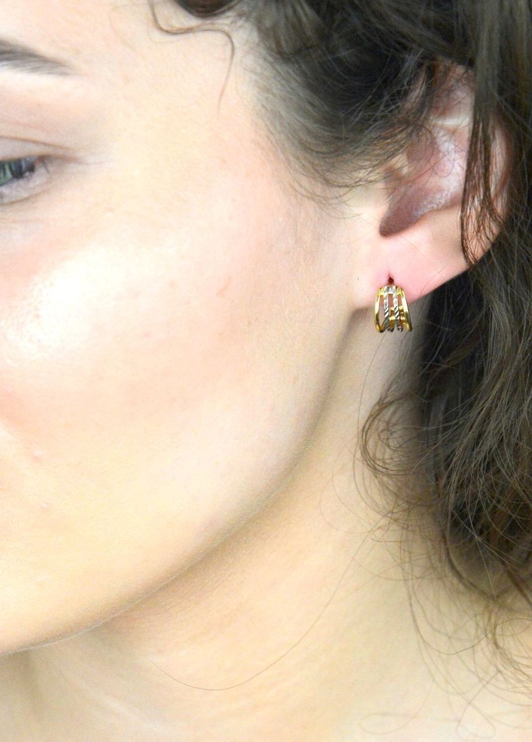 Kolczyki zap.ang. zdobione grawerowanym białym złotem próba 585, DIA-KLC-1288-585 Eleganckie złote kolczyki z zapięciem angielskim to doskonały wybór dla osób ceniących klasykę i wyjątkowe 1.jpg