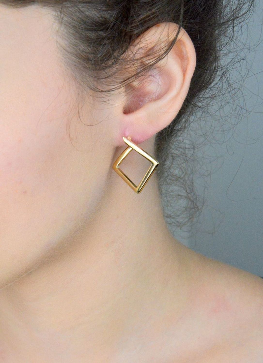 Kolczyki złote geometryczne pr 585, DIA-KLC-12898-585 Złote kolczyki zostały wykonane z wysokiej jakości złota próby 585. Złote kolczyki geometryczne, ozdobione z tyłu ozdobnym wzorem.1.jpg