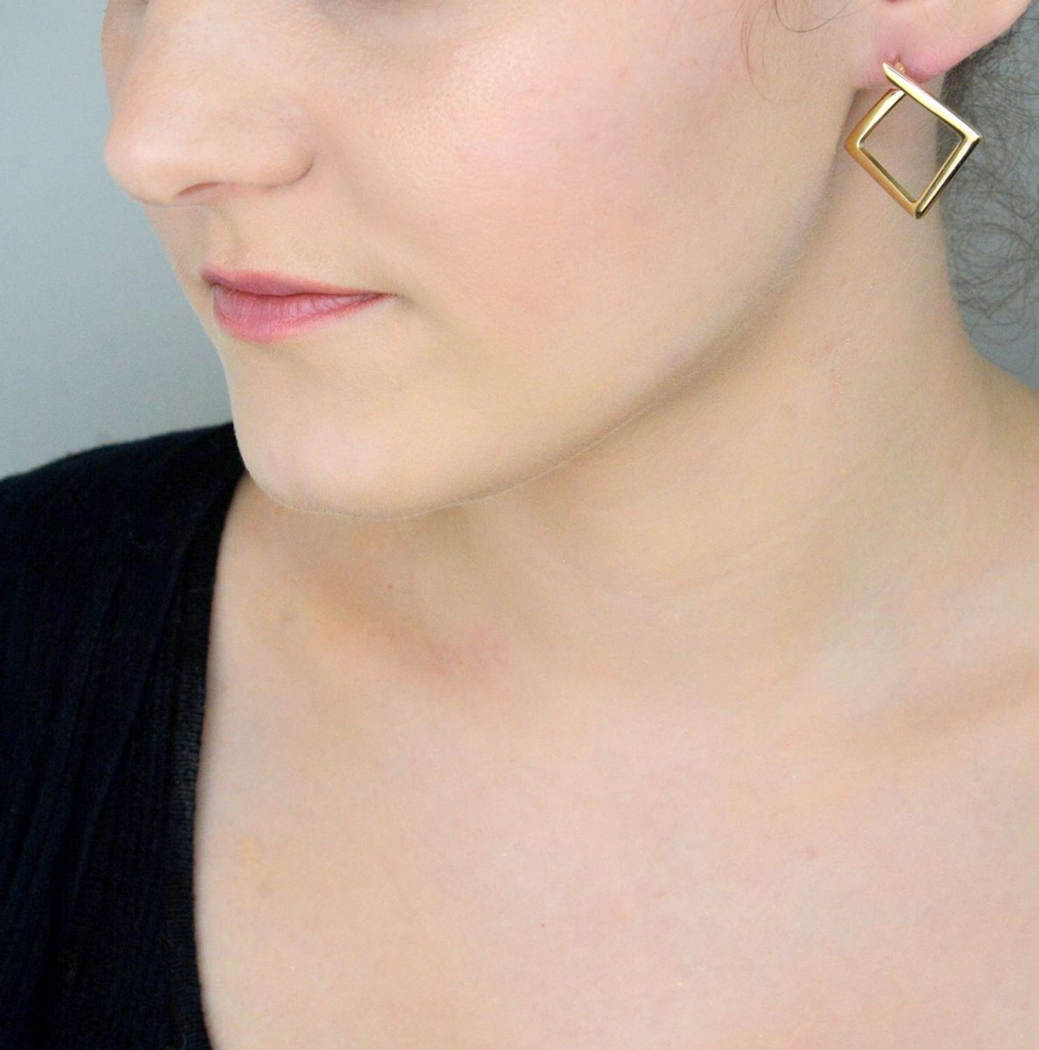 Kolczyki złote geometryczne pr 585, DIA-KLC-12898-585 Złote kolczyki zostały wykonane z wysokiej jakości złota próby 585. Złote kolczyki geometryczne, ozdobione z tyłu ozdobnym wzorem.1.jpg