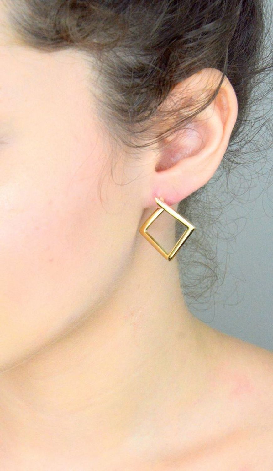 Kolczyki złote geometryczne pr 585, DIA-KLC-12898-585 Złote kolczyki zostały wykonane z wysokiej jakości złota próby 585. Złote kolczyki geometryczne, ozdobione z tyłu ozdobnym wzorem.1.jpg