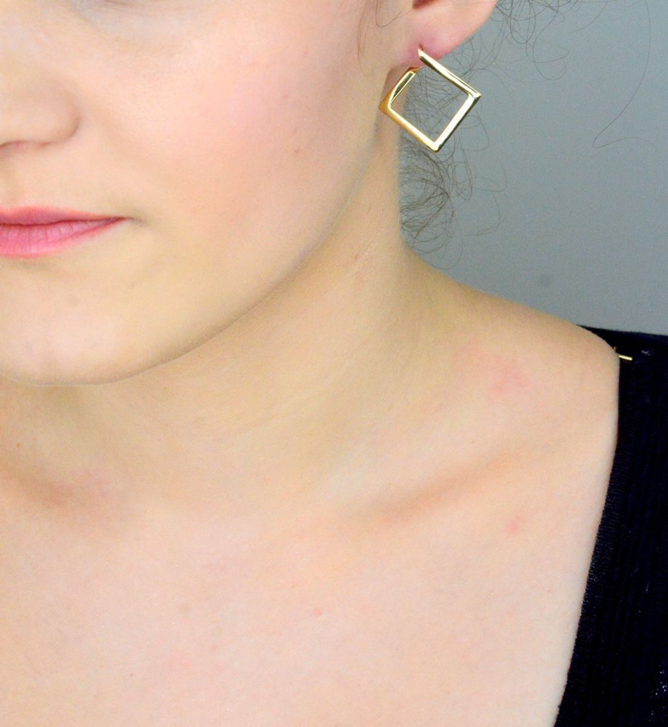 Kolczyki złote geometryczne pr 585, DIA-KLC-12898-585 Złote kolczyki zostały wykonane z wysokiej jakości złota próby 585. Złote kolczyki geometryczne, ozdobione z tyłu ozdobnym wzorem.1.jpg