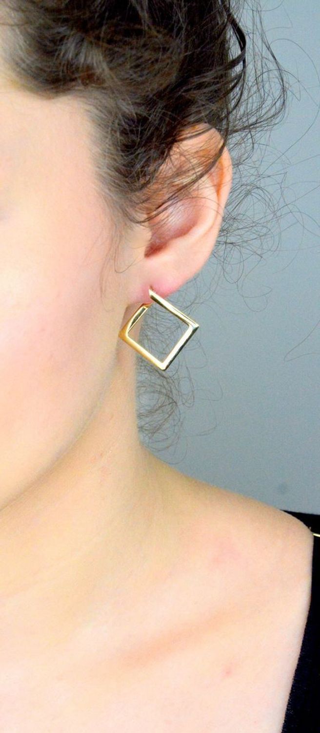 Kolczyki złote geometryczne pr 585, DIA-KLC-12898-585 Złote kolczyki zostały wykonane z wysokiej jakości złota próby 585. Złote kolczyki geometryczne, ozdobione z tyłu ozdobnym wzorem.1.jpg