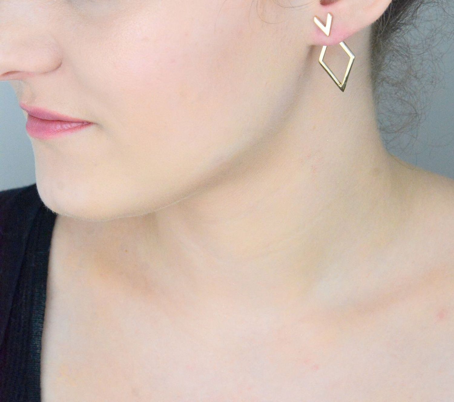 Kolczyki damskie romby geometryczne pr 585, DIA-KLC-12899-585  Złote kolczyki zostały wykonane z wysokiej jakości złota próby 585. 1.jpg