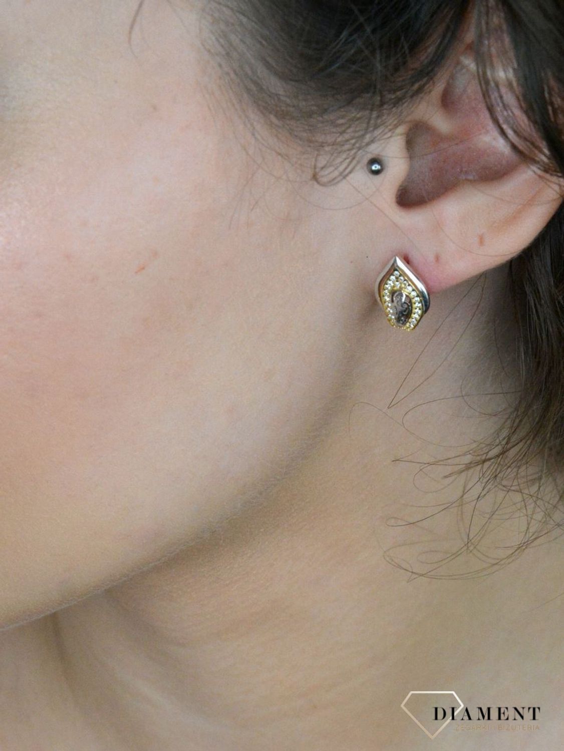 Kolczyki złote z cyrkoniami zap.ang próba 2,95 DIA-KLC-1290-585. Eleganckie złote kolczyki z błyszczącymi cyrkoniami to doskonały wybór dla kobiet ceniących klasę i ponadczasowy 1.jpg