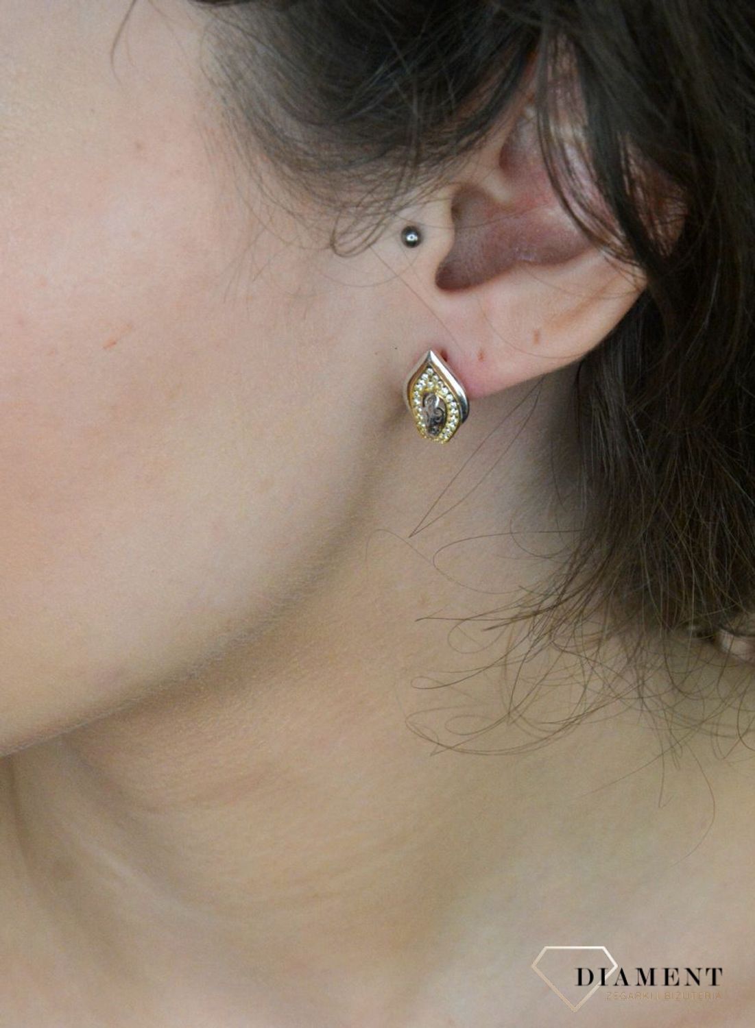 Kolczyki złote z cyrkoniami zap.ang próba 2,95 DIA-KLC-1290-585. Eleganckie złote kolczyki z błyszczącymi cyrkoniami to doskonały wybór dla kobiet ceniących klasę i ponadczasowy 1.jpg
