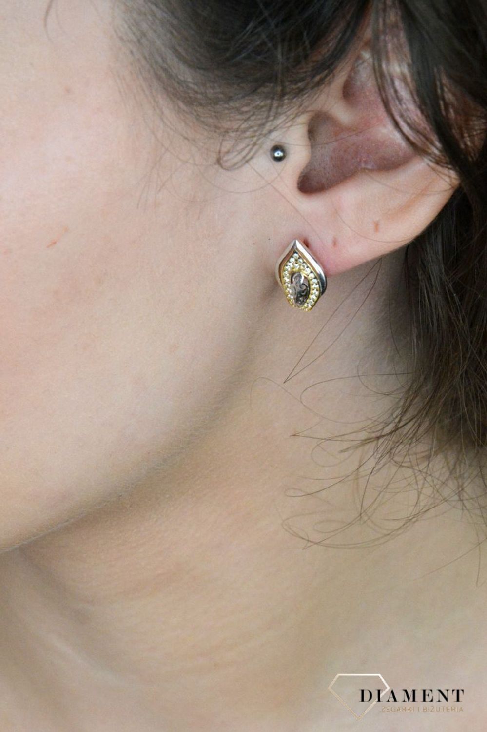 Kolczyki złote z cyrkoniami zap.ang próba 2,95 DIA-KLC-1290-585. Eleganckie złote kolczyki z błyszczącymi cyrkoniami to doskonały wybór dla kobiet ceniących klasę i ponadczasowy 1.jpg