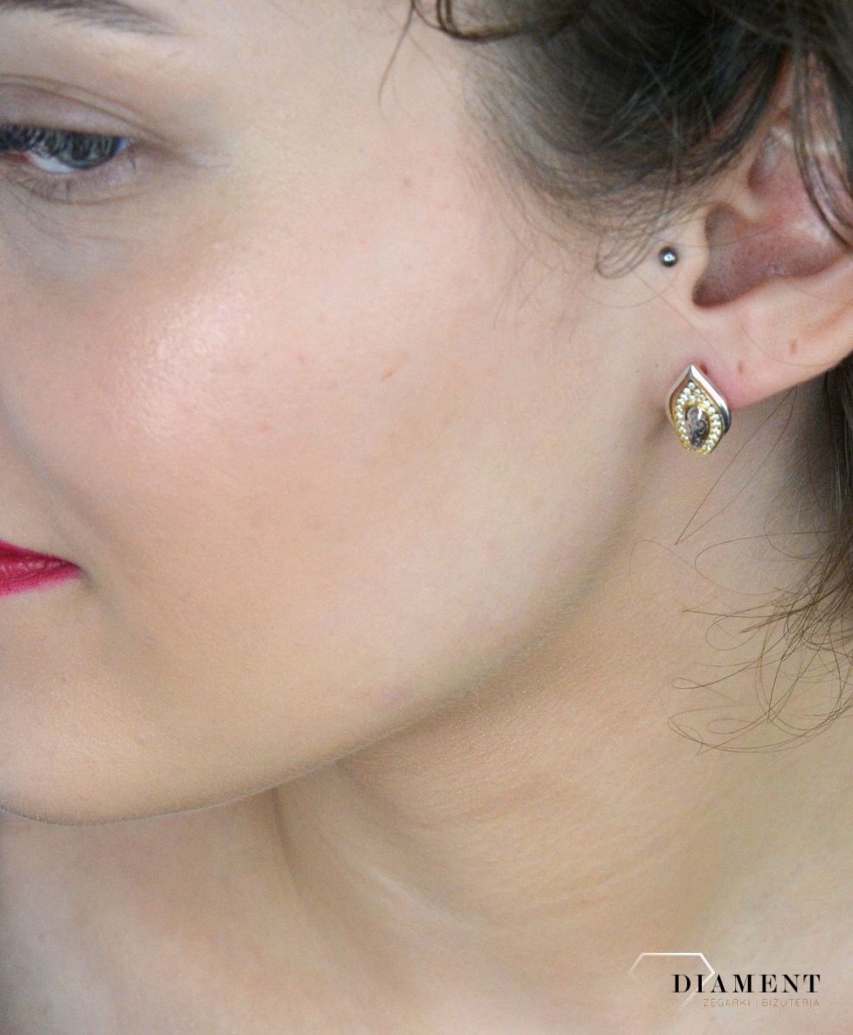 Kolczyki złote z cyrkoniami zap.ang próba 2,95 DIA-KLC-1290-585. Eleganckie złote kolczyki z błyszczącymi cyrkoniami to doskonały wybór dla kobiet ceniących klasę i ponadczasowy 1.jpg
