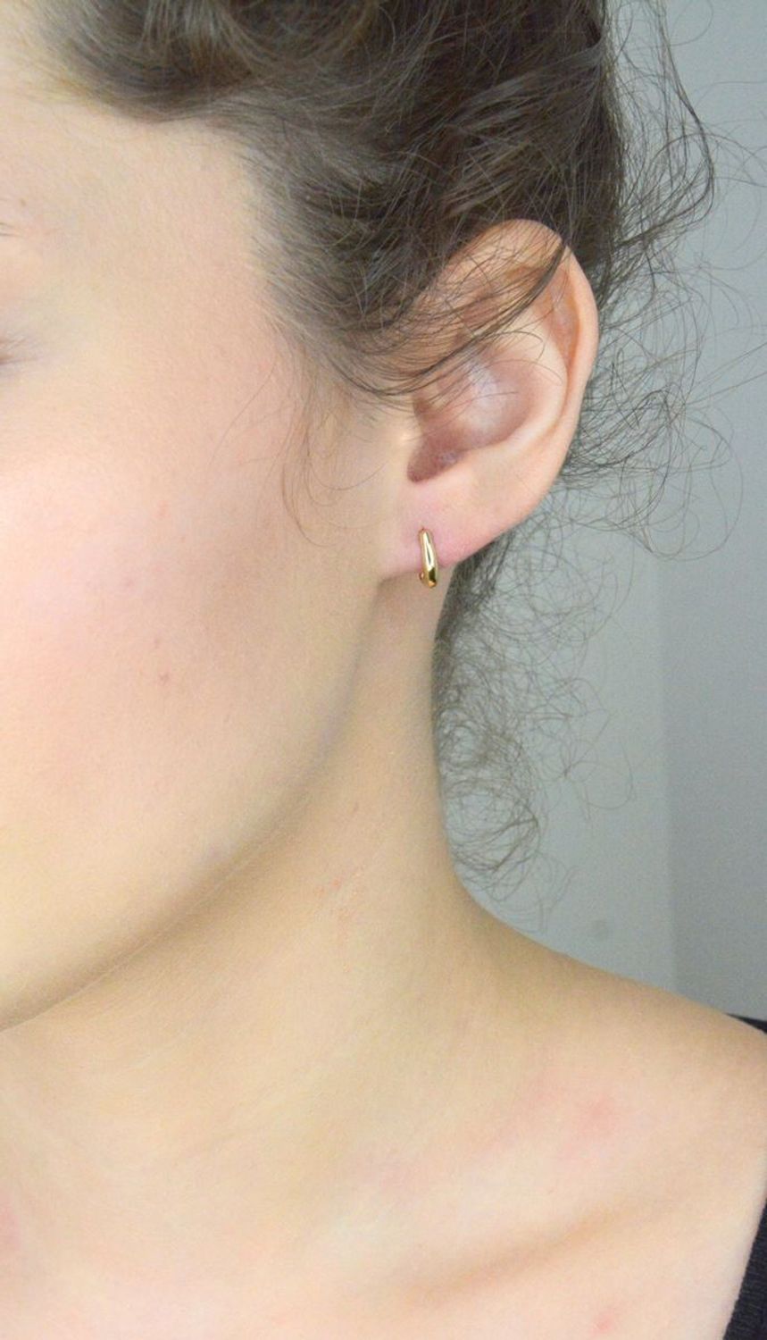 Kolczyki złote małe łezki pr 585, DIA-KLC-12901-585 Złote kolczyki zostały wykonane z wysokiej jakości złota próby 375. Złote kolczyki o gładkiej powierzchni, ozdobione grawerowaniem. 1.jpg