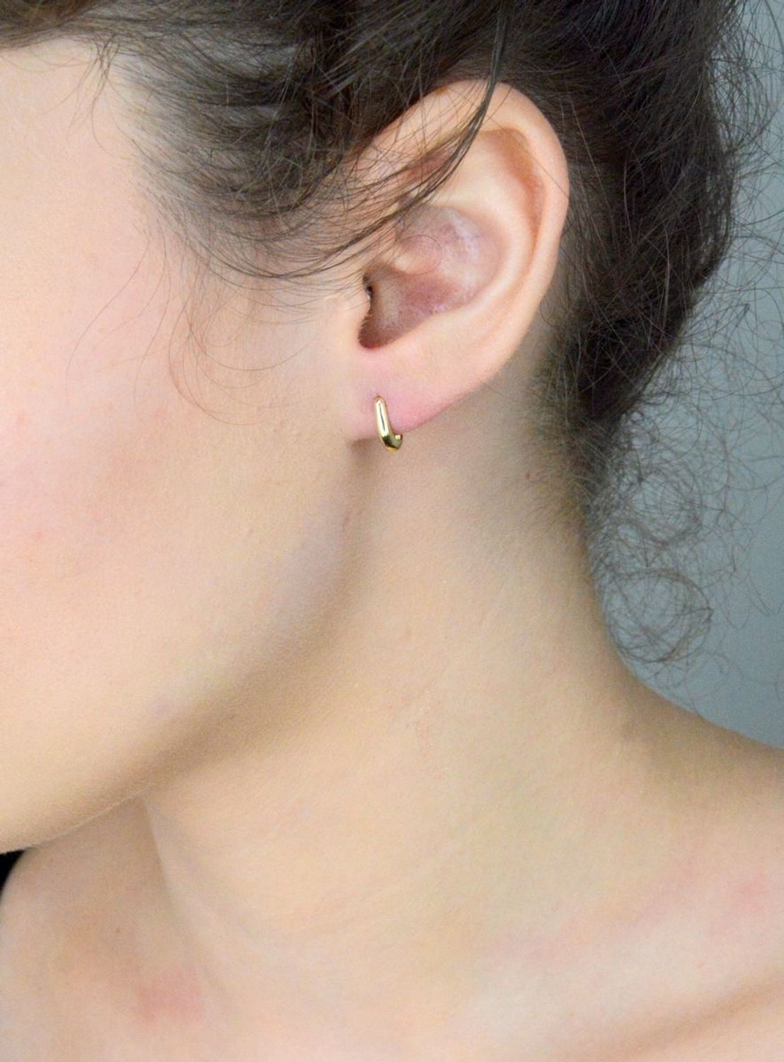 Kolczyki złote małe łezki pr 585, DIA-KLC-12901-585 Złote kolczyki zostały wykonane z wysokiej jakości złota próby 375. Złote kolczyki o gładkiej powierzchni, ozdobione grawerowaniem. 1.jpg