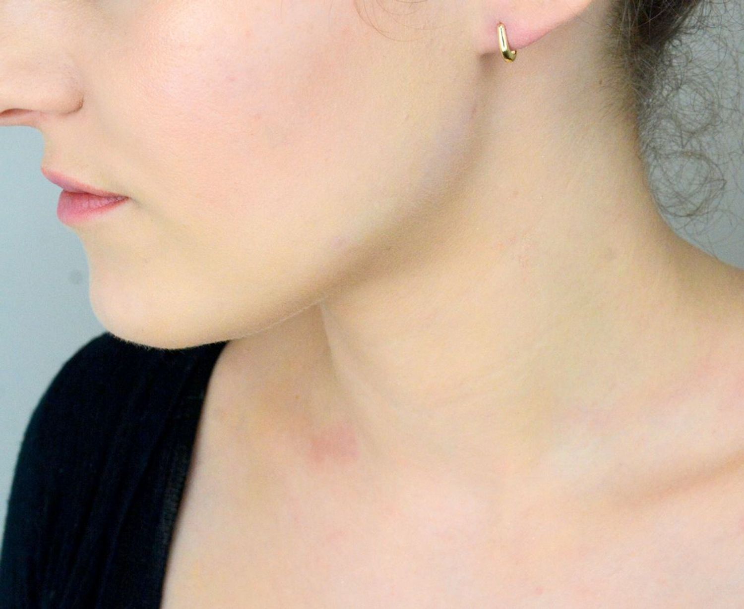 Kolczyki złote małe łezki pr 585, DIA-KLC-12901-585 Złote kolczyki zostały wykonane z wysokiej jakości złota próby 375. Złote kolczyki o gładkiej powierzchni, ozdobione grawerowaniem. 1.jpg