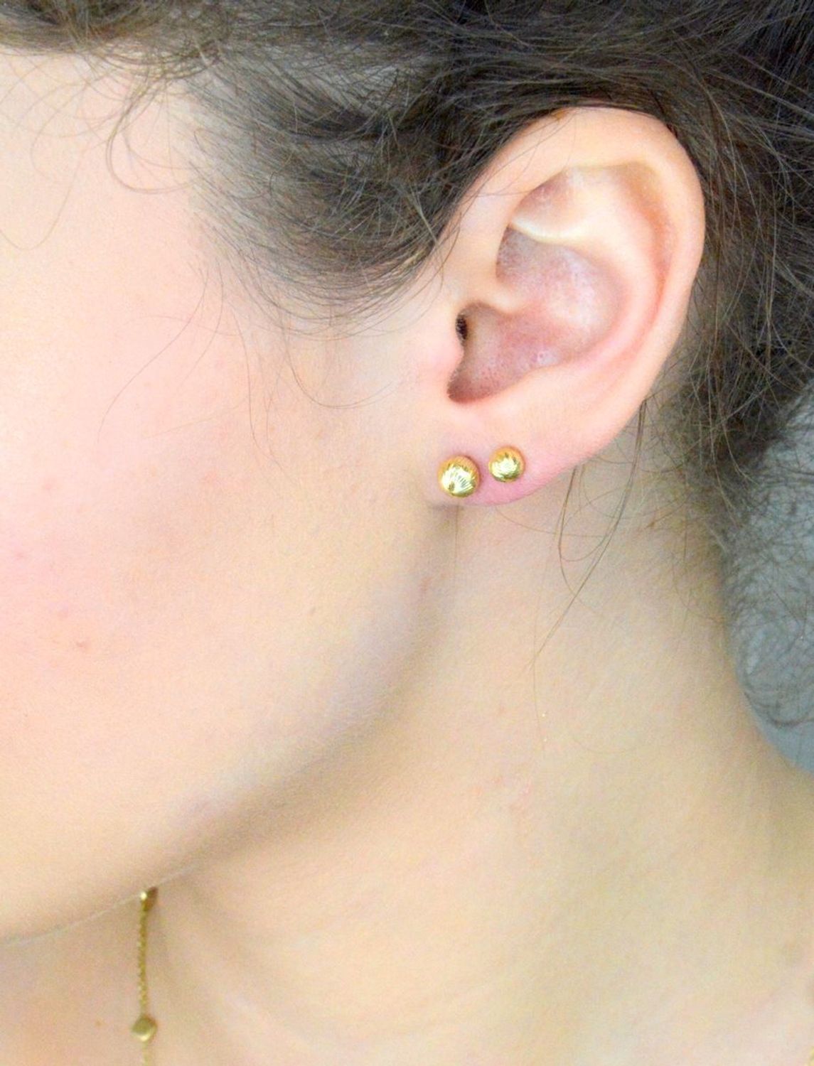 Kolczyki złote z ozdobnym grawerem kulki pr 585, DIA-KLC-12903-585 Stylowe kolczyki wykonane ze złota próby 585. Kolczyki mają okrągły kształt, ozdobione grawerem. 1.jpg