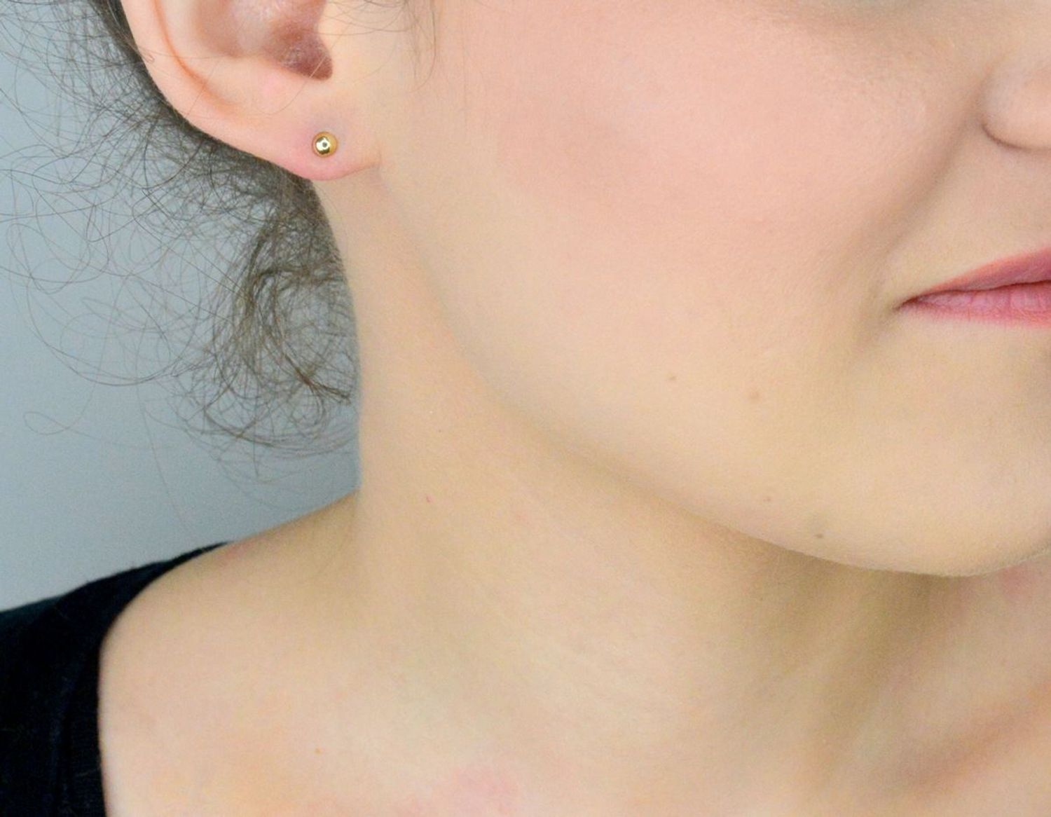 Kolczyki złote małe kuleczki gładkie pr 585, DIA-KLC-12905-585 stylowe kolczyki wykonane z wysokiej jakości złota próby 585. Kolczyki mają kształt gładkich kuleczek.1.jpg