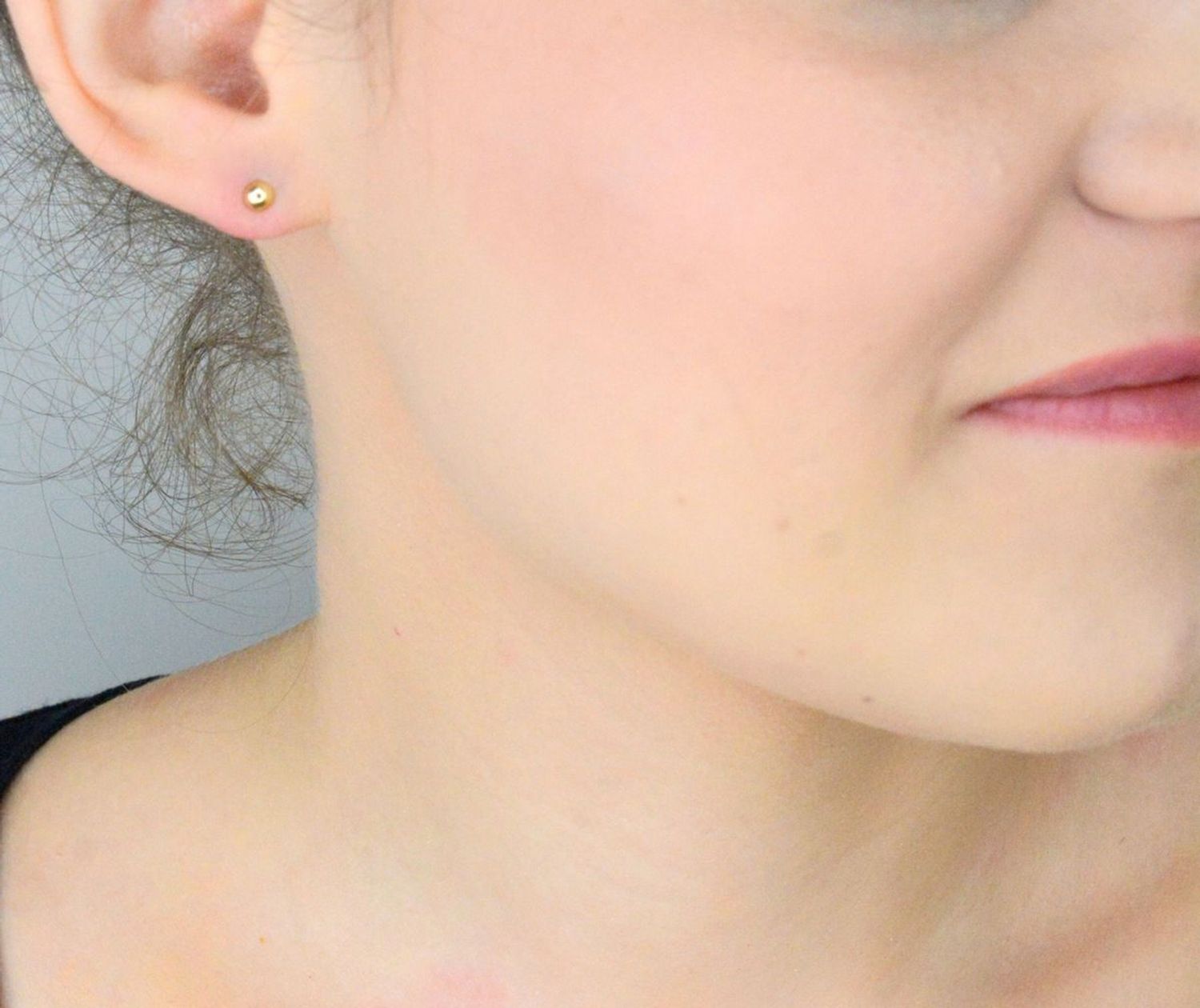 Kolczyki złote małe kuleczki gładkie pr 585, DIA-KLC-12905-585 stylowe kolczyki wykonane z wysokiej jakości złota próby 585. Kolczyki mają kształt gładkich kuleczek.1.jpg