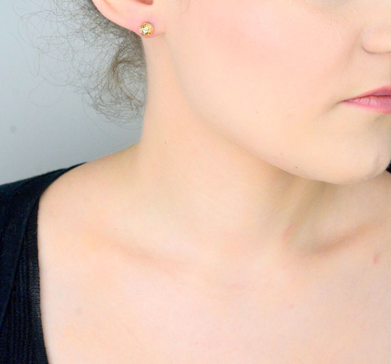 Kolczyki damskie złote kulki grawerowane pr 585, DIA-KLC-12907-585 Stylowe kolczyki wykonane ze złota próby 585. Kolczyki mają okrągły kształt, ozdobione grawerem. 1.jpg