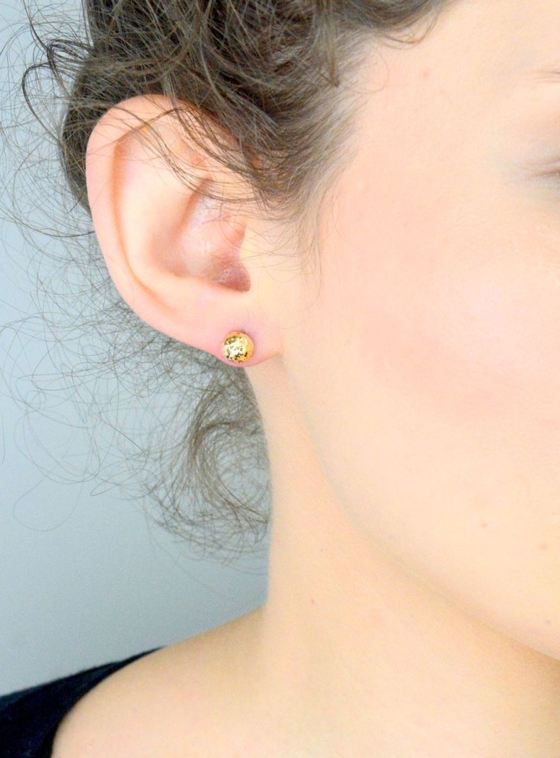 Kolczyki damskie złote kulki grawerowane pr 585, DIA-KLC-12907-585 Stylowe kolczyki wykonane ze złota próby 585. Kolczyki mają okrągły kształt, ozdobione grawerem. 1.jpg