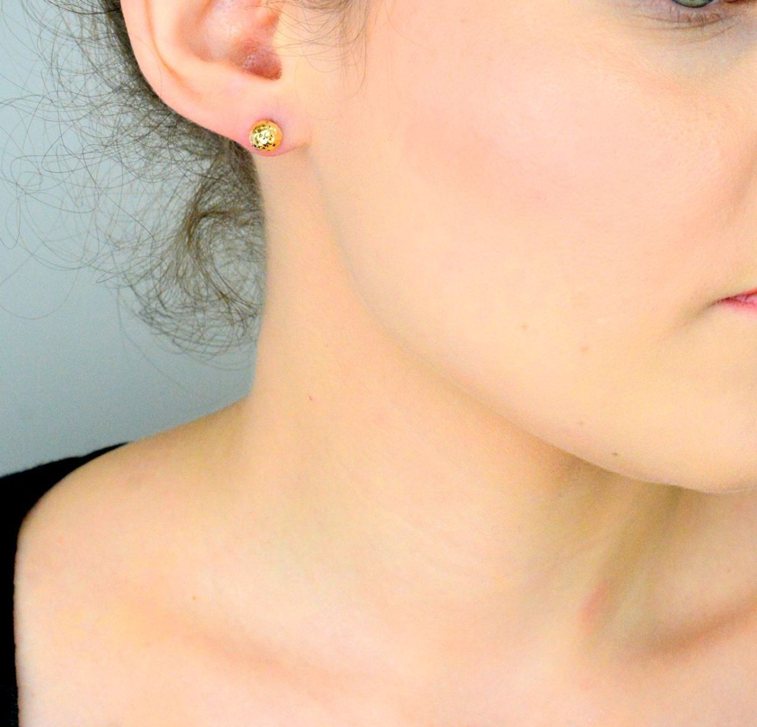 Kolczyki damskie złote kulki grawerowane pr 585, DIA-KLC-12907-585 Stylowe kolczyki wykonane ze złota próby 585. Kolczyki mają okrągły kształt, ozdobione grawerem. 1.jpg