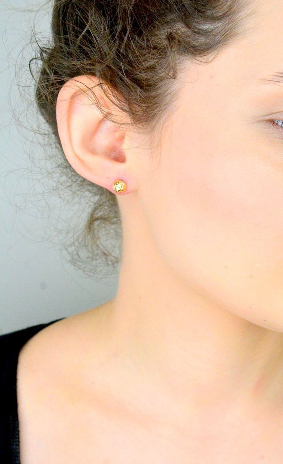 Kolczyki damskie złote kulki grawerowane pr 585, DIA-KLC-12907-585 Stylowe kolczyki wykonane ze złota próby 585. Kolczyki mają okrągły kształt, ozdobione grawerem. 1.jpg