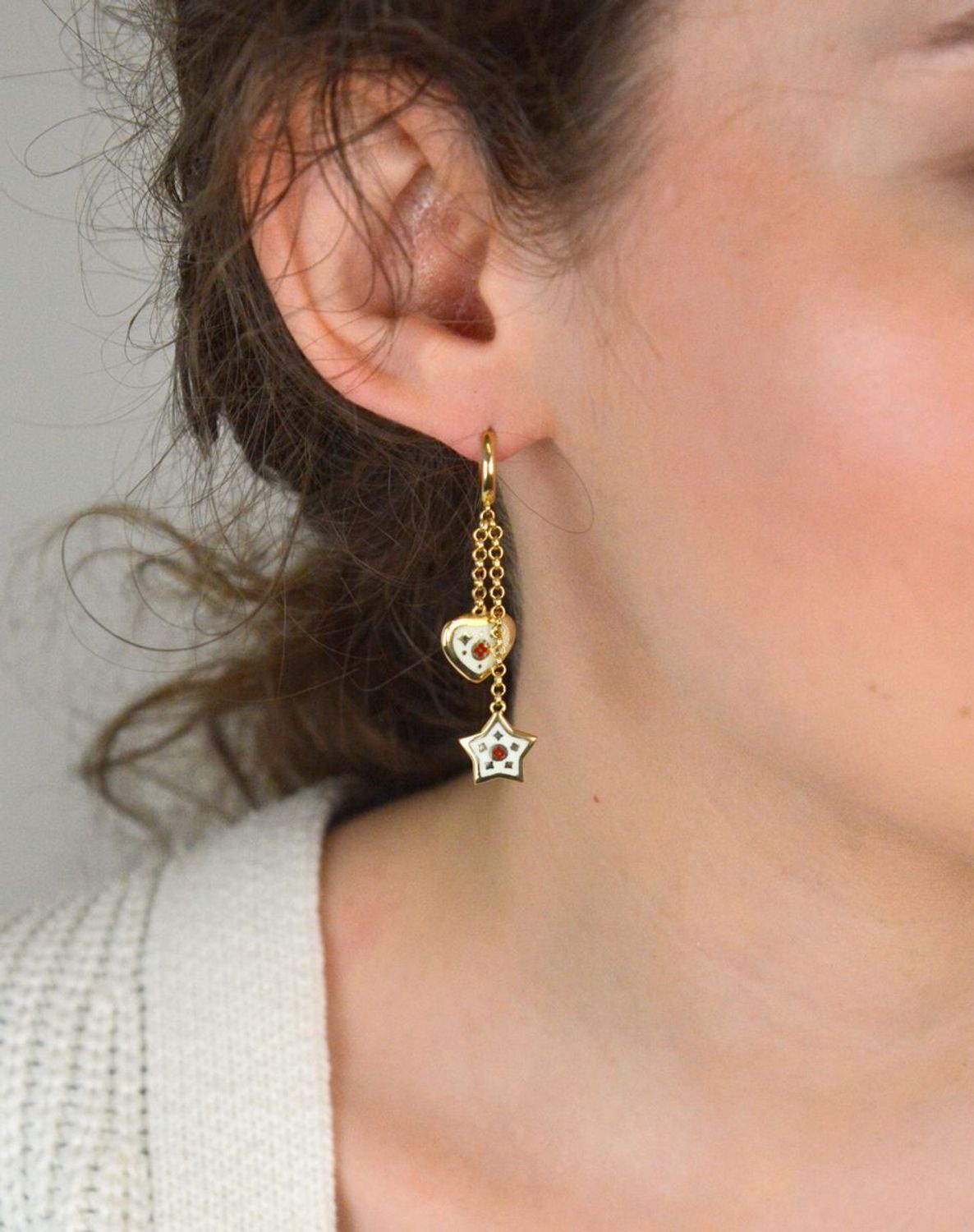 Kolczyki złote kółeczka z łańcuszkami wiszącymi wykończone serduszkiem i gwiazdką próba 585, DIA-KLC-12909-585 Złote kolczyki kółeczka z wiszącymi łańcuszkami to połączenie klasyki 1.jpg