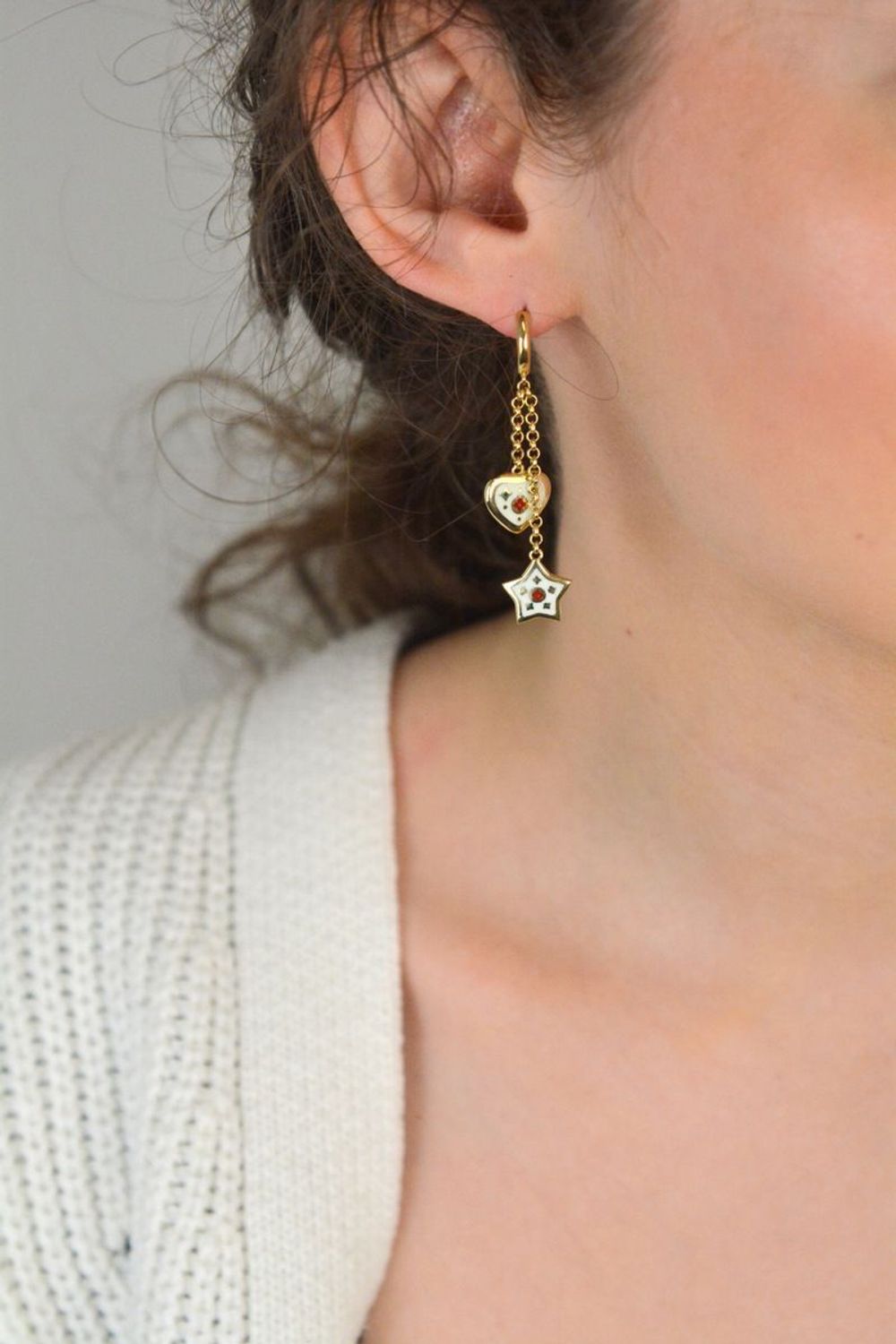 Kolczyki złote kółeczka z łańcuszkami wiszącymi wykończone serduszkiem i gwiazdką próba 585, DIA-KLC-12909-585 Złote kolczyki kółeczka z wiszącymi łańcuszkami to połączenie klasyki 1.jpg