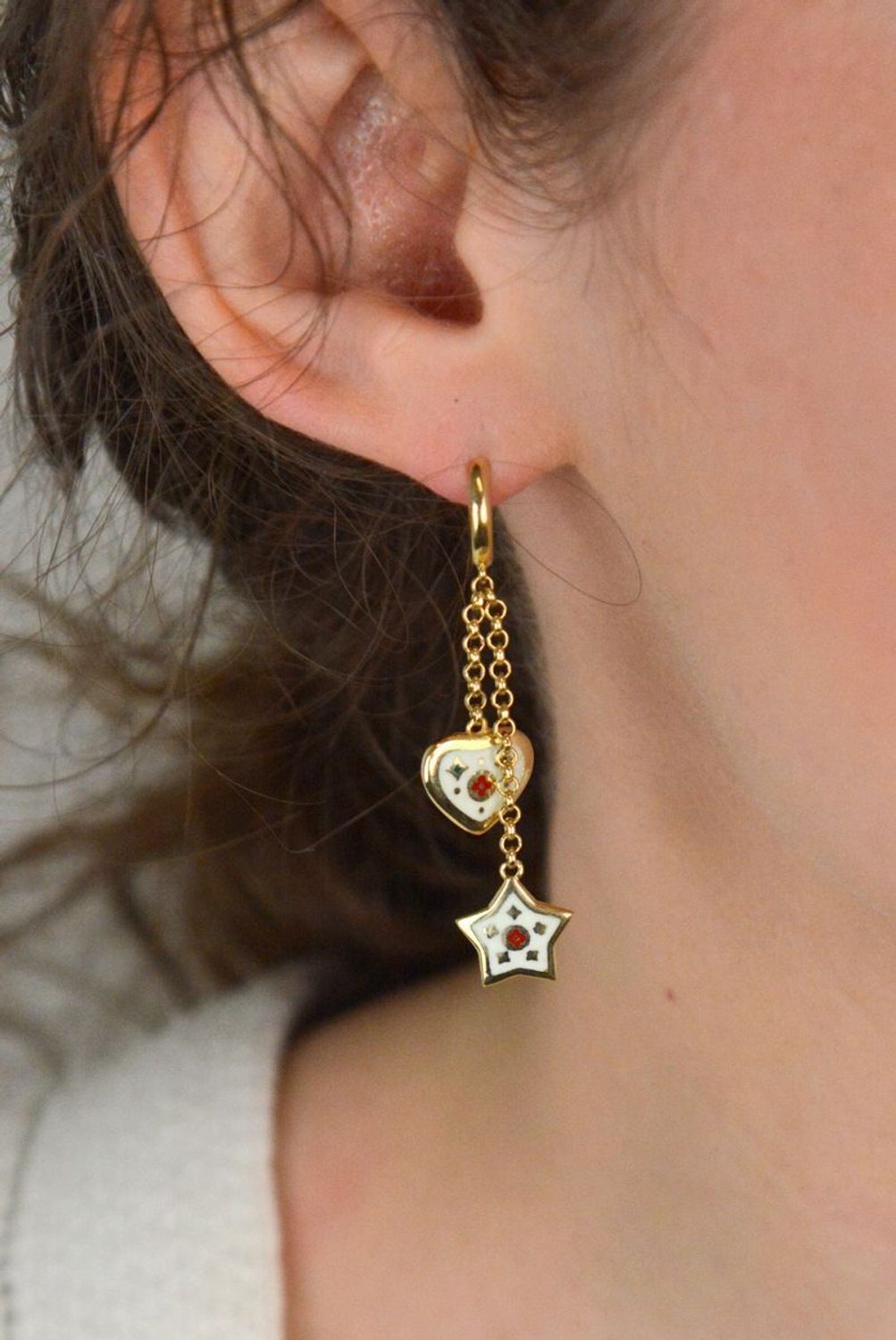 Kolczyki złote kółeczka z łańcuszkami wiszącymi wykończone serduszkiem i gwiazdką próba 585, DIA-KLC-12909-585 Złote kolczyki kółeczka z wiszącymi łańcuszkami to połączenie klasyki 1.jpg