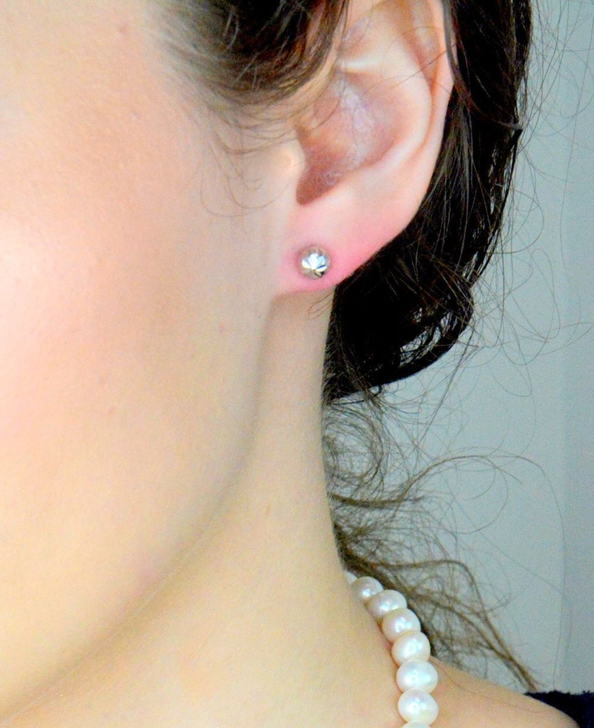 Złote kolczyki damskie kulki białe złoto 6 mm KLC-000000-512-585. Stylowe kolczyki wykonane z białego złota próby 585. Kolczyki mają okrągły kształt, ozdobione grawerem. 1.jpg