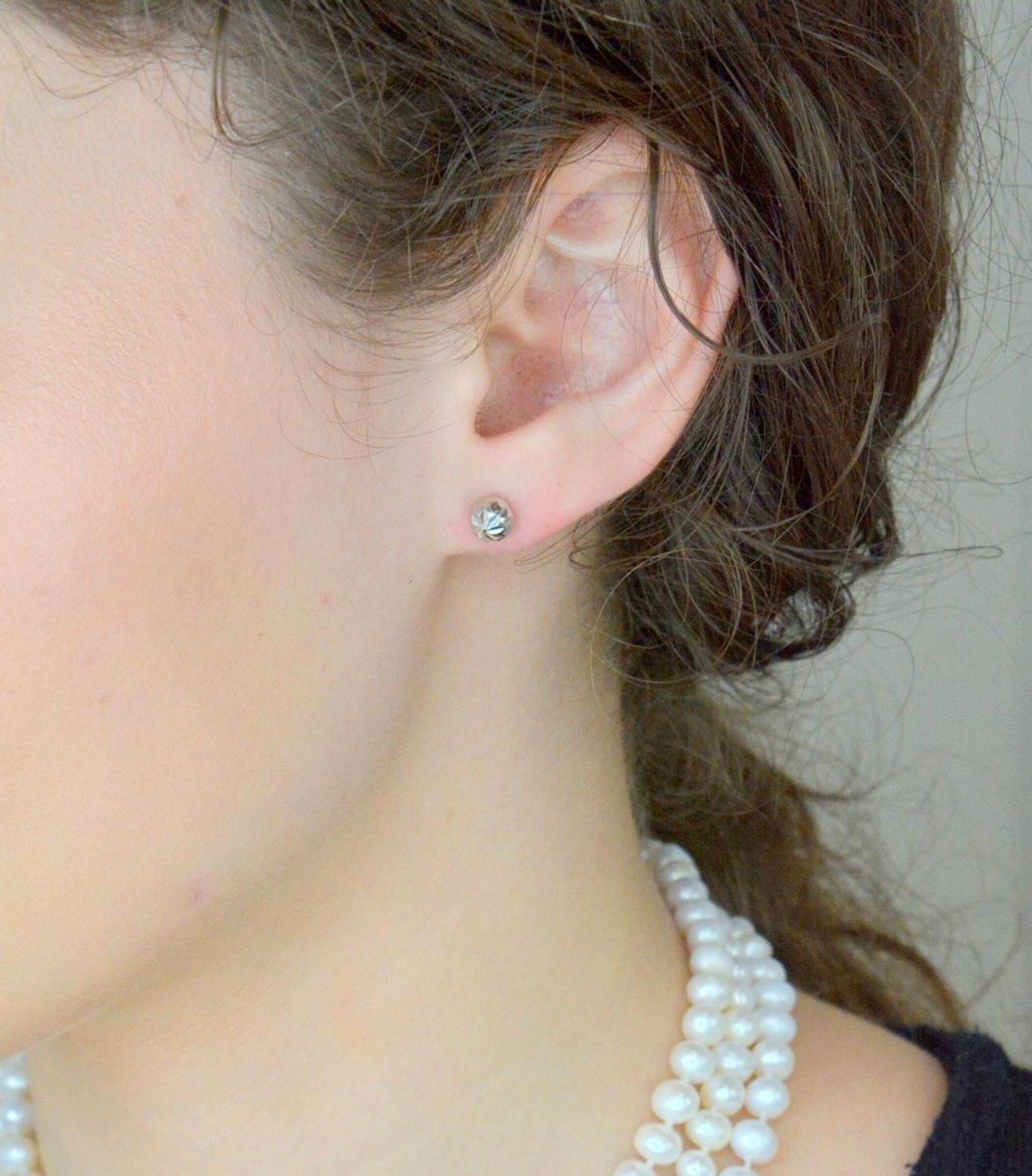 Złote kolczyki damskie kulki białe złoto 6 mm KLC-000000-512-585. Stylowe kolczyki wykonane z białego złota próby 585. Kolczyki mają okrągły kształt, ozdobione grawerem. 1.jpg